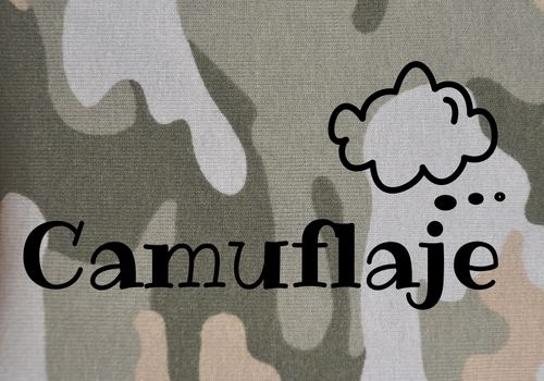 cortavientos con estampado de camuflaje