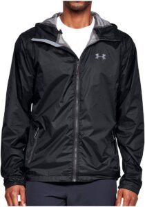 chaqueta cortavientos de running under armour negra