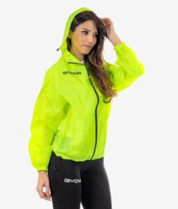 chaqueta cortavientos fluorescente de chica