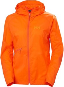 chaqueta cortavientos naranja de la marca helly hansen