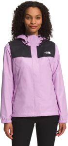 chaqueta cortavientos north face de mujer en colo rosa