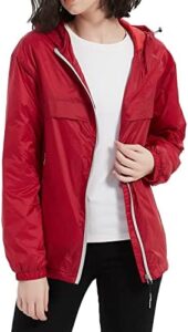 chaqueta cortavientos roja para mujer