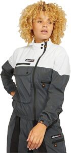 chaqueta cortavientos ellesse de mujer en color gris y blanco