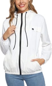 chaqueta cortavientos casual de mujer en blanco