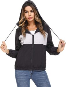 chaqueta cortavientos casual de mujer en blanco y negro con gorro