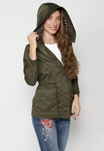 chaqueta cortavientos casual de mujer en verde con gorro