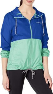 chaqueta cortavientos de running para mujer en color azul y verde