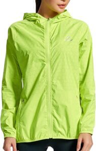 chaqueta cortavientos de mujer para running en verde