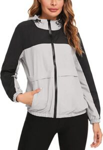 chaqueta cortavientos de running para mujer en gris y negro