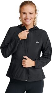 chaqueta cortavientos de trekking para mujer en color negro